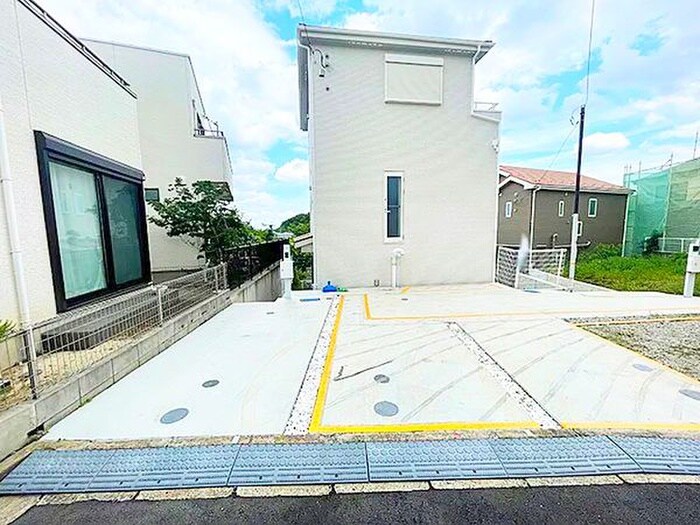 物件外観写真3　(駐車場)