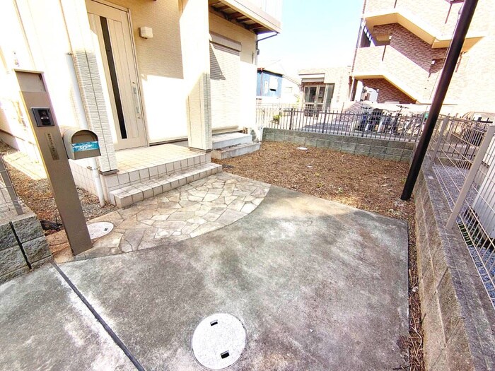 物件外観写真3　(エントランス部分)