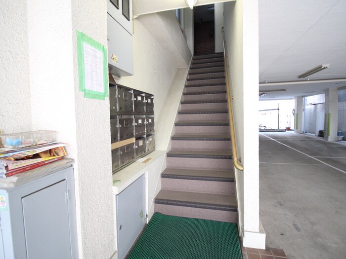 物件外観写真4　(エントランス部分)