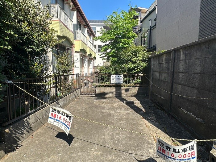 物件外観写真6　(駐車場)