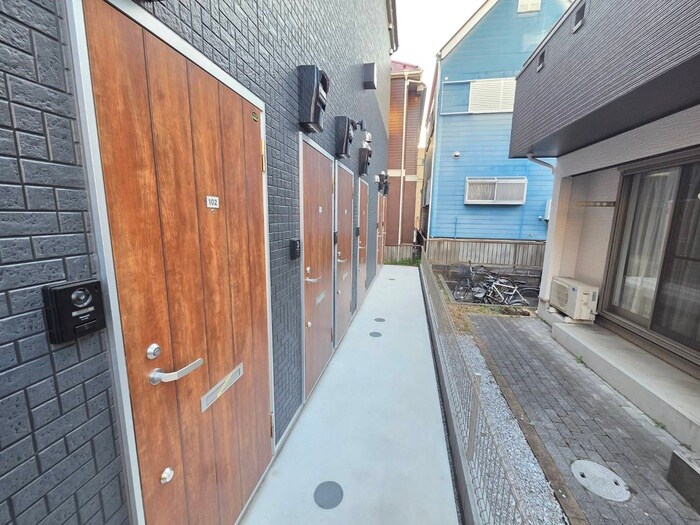 物件外観写真3　(エントランス部分)