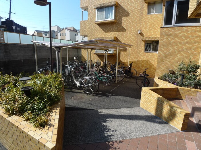 物件外観写真4　(駐輪場)