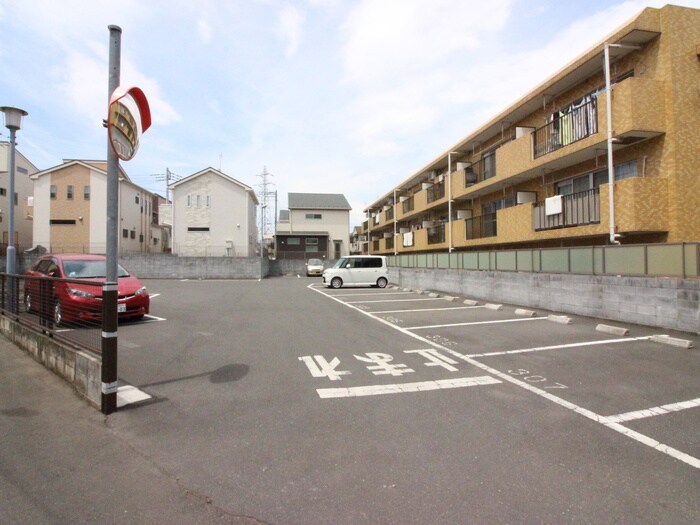 物件外観写真6　(駐車場)