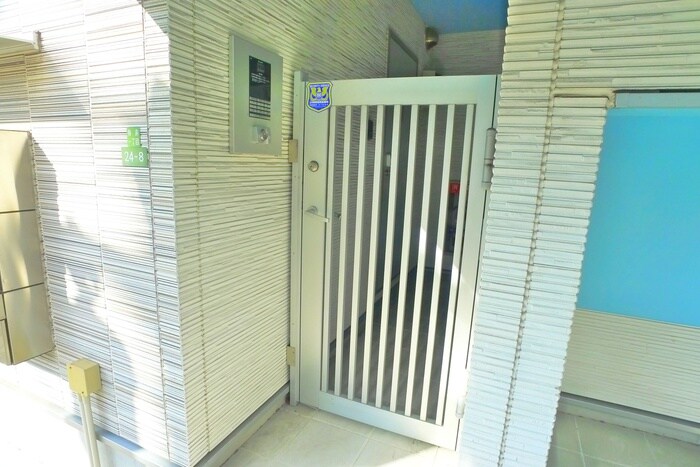 物件外観写真3　(エントランス部分)