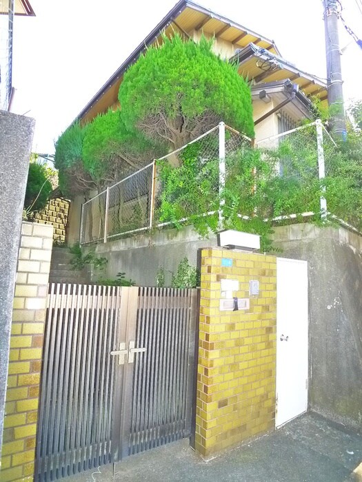 物件外観写真2　(エントランス部分)