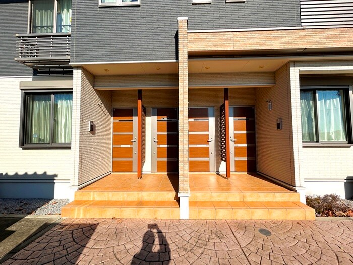 物件外観写真2　(エントランス部分)