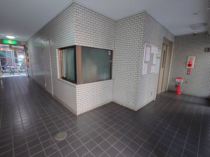 物件外観写真6　(エントランス部分)