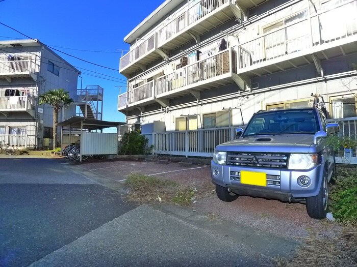 物件外観写真5　(駐車場)