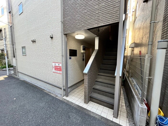 物件外観写真6　(エントランス部分)