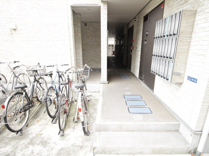 物件外観写真2　(エントランス部分)