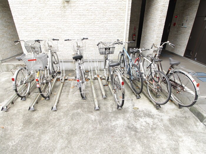 物件外観写真4　(駐輪場)