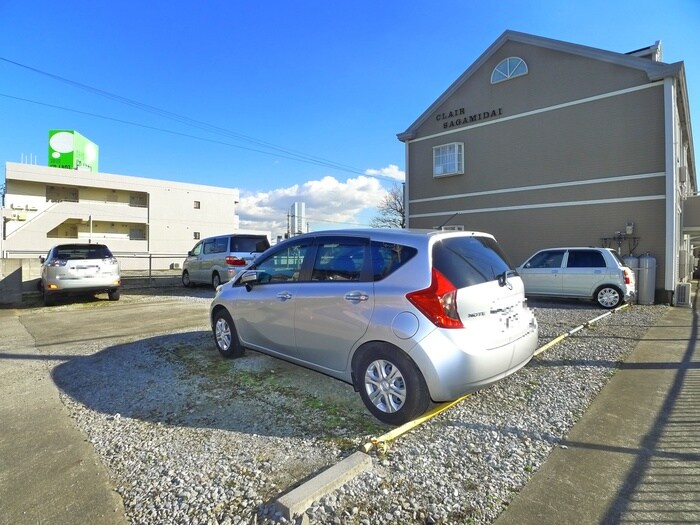 物件外観写真5　(駐車場)