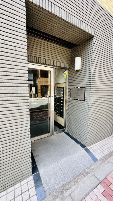 物件外観写真2　(エントランス部分)