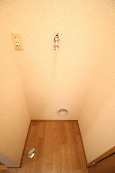 物件内観写真10　(洗濯機置場)