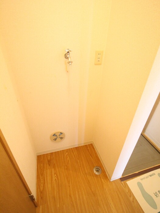 物件内観写真14　(洗濯機置場)