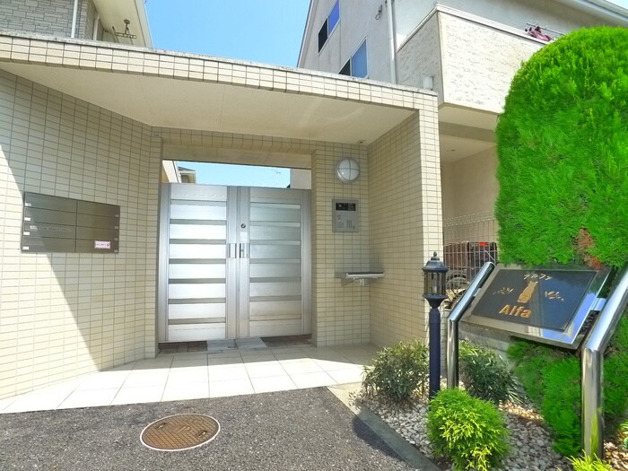 物件外観写真3　(エントランス部分)