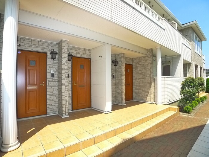 物件外観写真4　(エントランス部分)