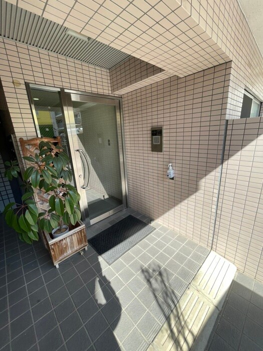 物件外観写真3　(エントランス部分)