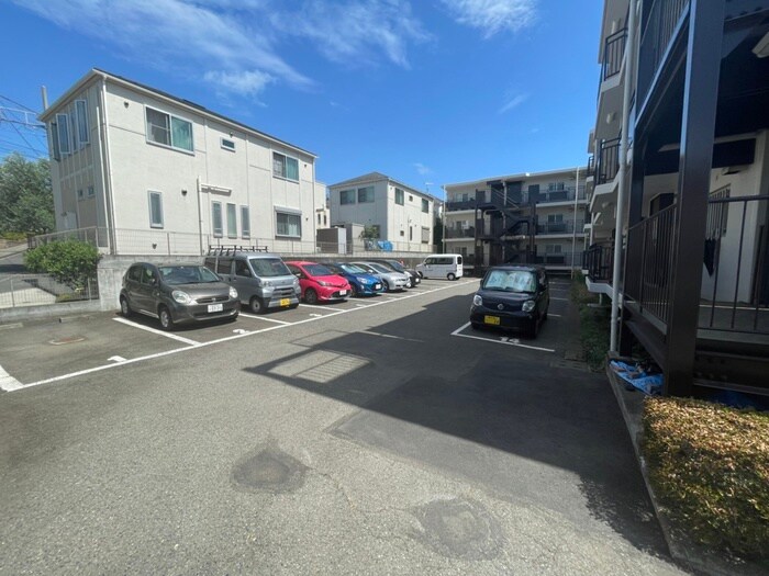 物件外観写真4　(駐車場)