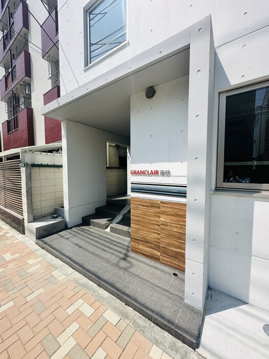 物件外観写真2　(エントランス部分)