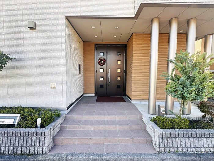 物件外観写真2　(エントランス部分)