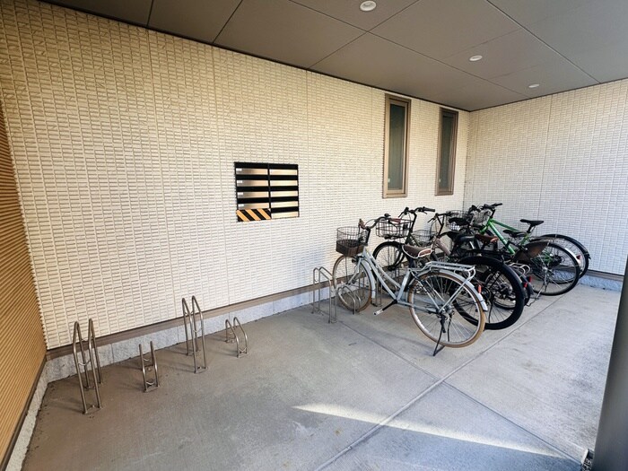 物件外観写真4　(駐輪場)