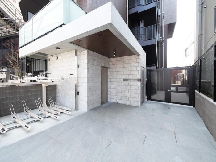 物件外観写真2　(エントランス部分)