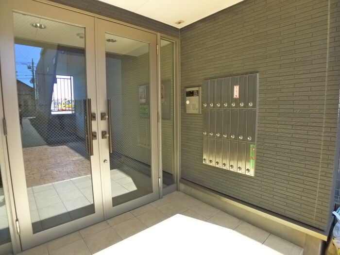 物件外観写真3　(エントランス部分)
