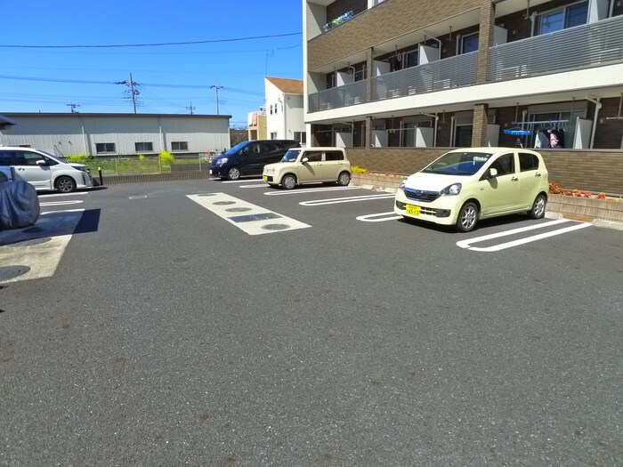 物件外観写真4　(駐車場)