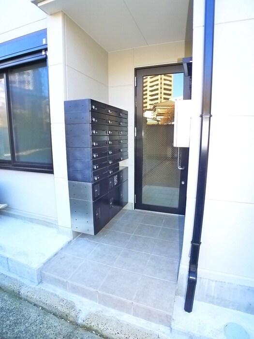 物件外観写真2　(エントランス部分)