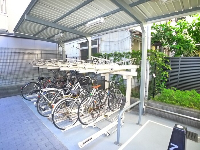 物件外観写真6　(バイク置き場)