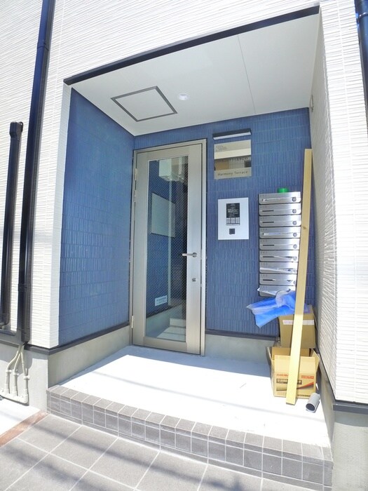 物件外観写真3　(エントランス部分)