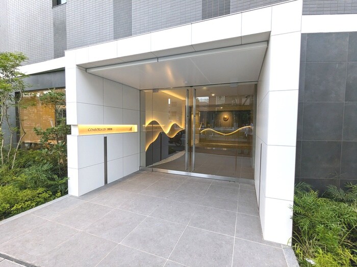 物件外観写真2　(エントランス部分)