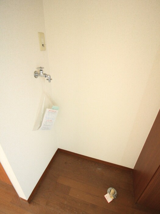 物件内観写真5　(洗濯機置場)