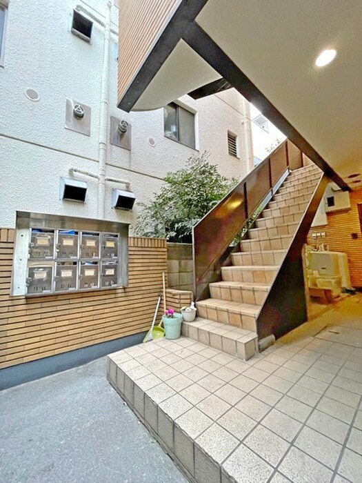 物件外観写真3　(エントランス部分)