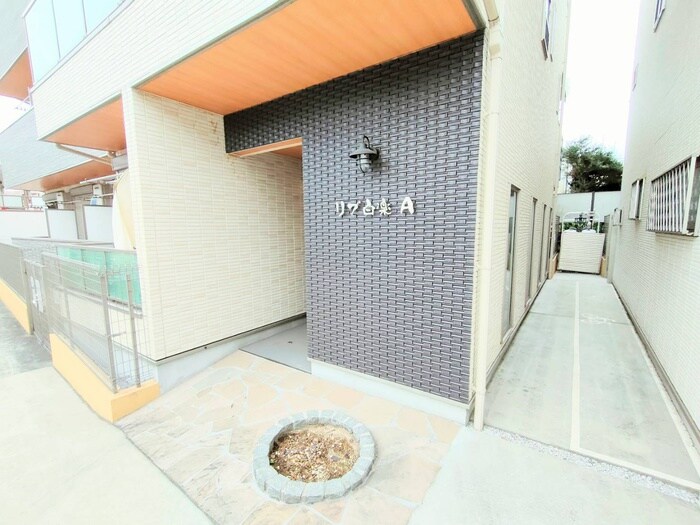 物件外観写真2　(エントランス部分)