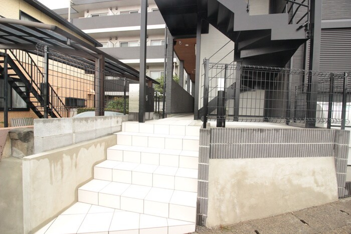 物件外観写真4　(エントランス部分)