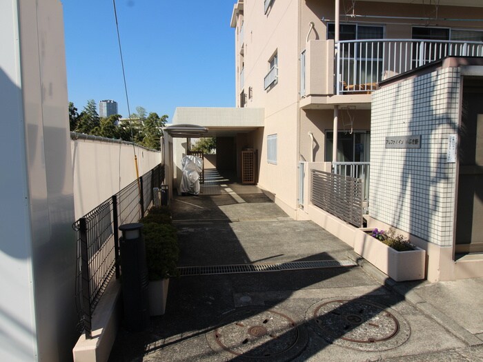 物件外観写真4　(エントランス部分)