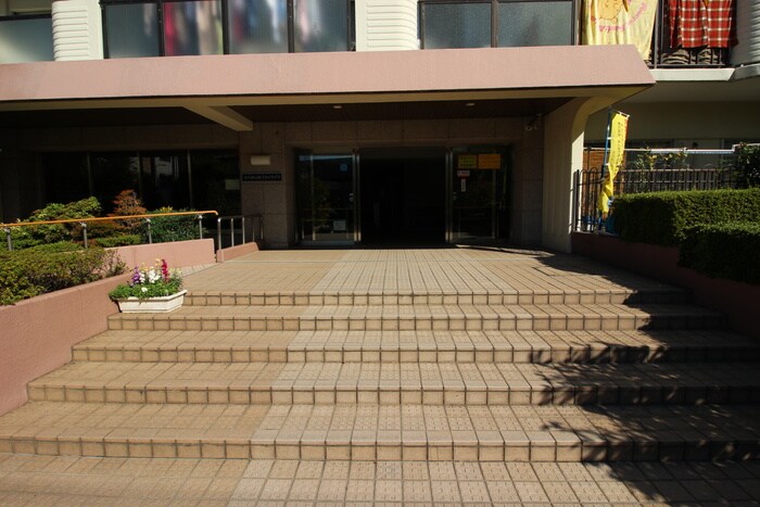 物件外観写真4　(エントランス部分)