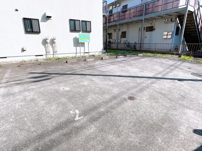 物件外観写真4　(駐車場)