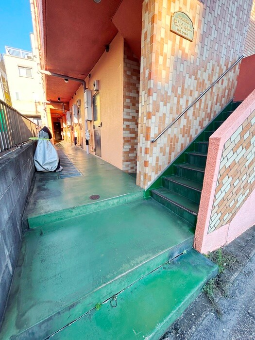 物件外観写真4　(エントランス部分)