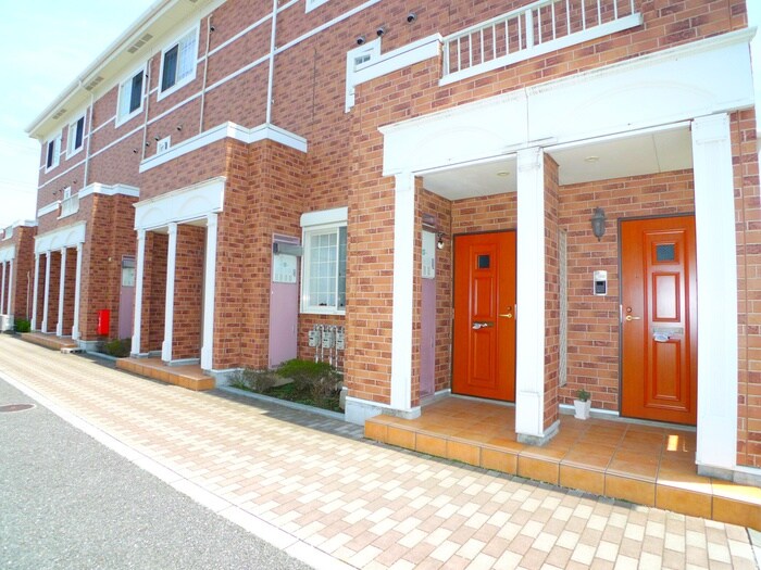 物件外観写真2　(エントランス部分)