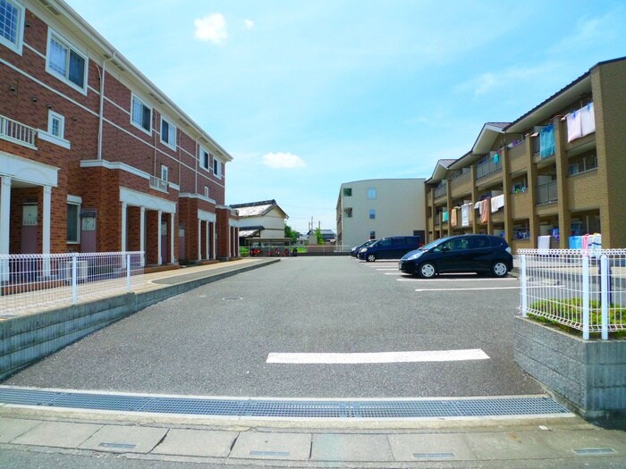 物件外観写真3　(駐車場)