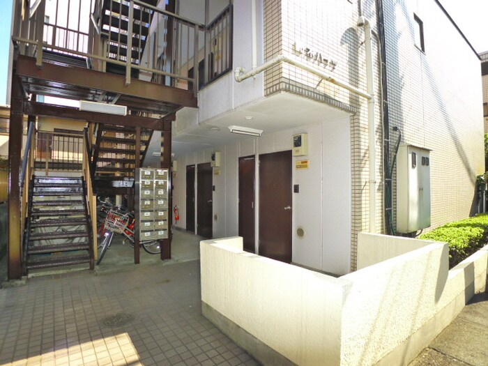 物件外観写真2　(エントランス部分)