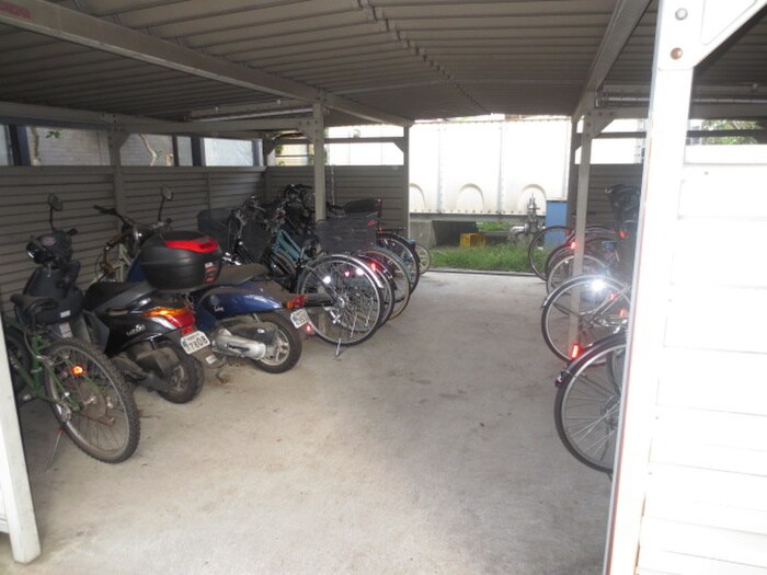 物件外観写真4　(駐輪場)