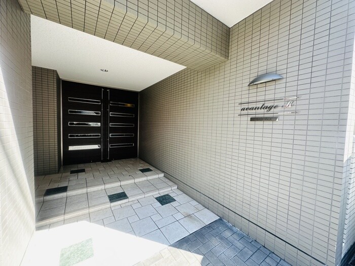 物件外観写真2　(エントランス部分)