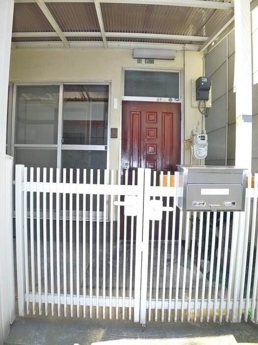 物件外観写真3　(エントランス部分)
