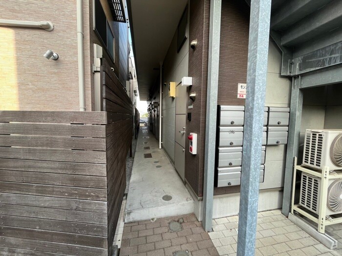 物件外観写真3　(エントランス部分)