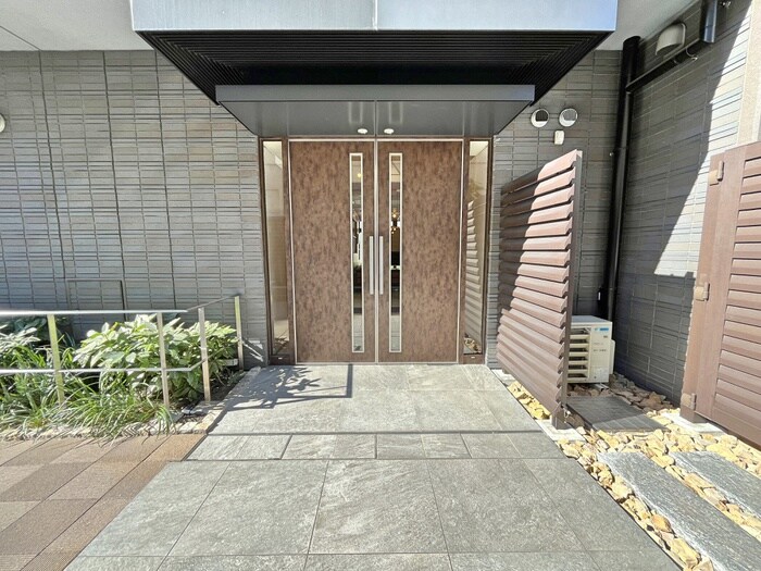 物件外観写真2　(エントランス部分)