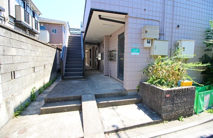 物件外観写真3　(エントランス部分)